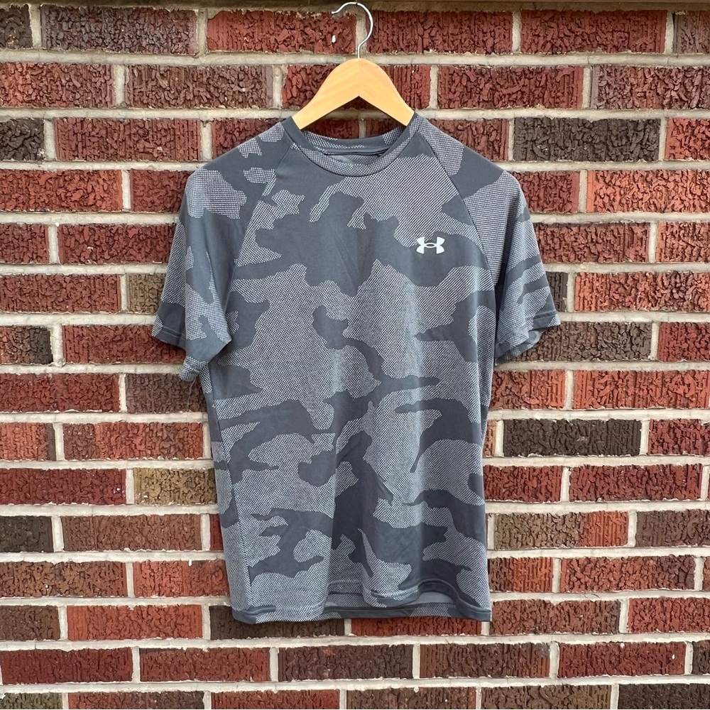 Under Armour Light Gray and Dark Gray Camouflage Athletic Short Sleeve Shirt